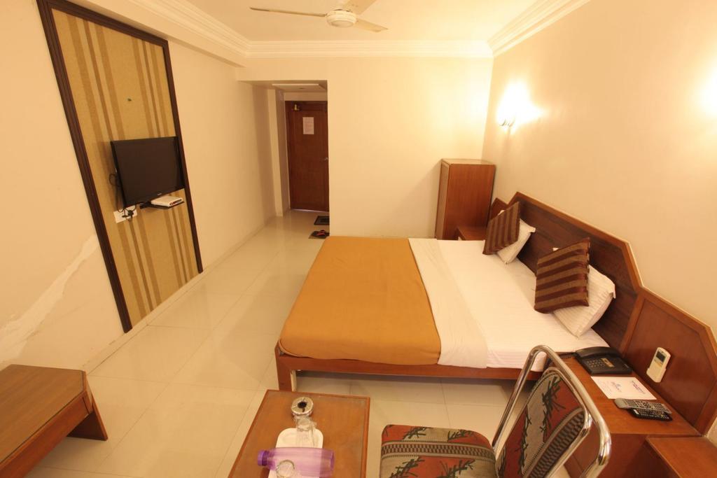 Hotel Prudent Vadodara Phòng bức ảnh